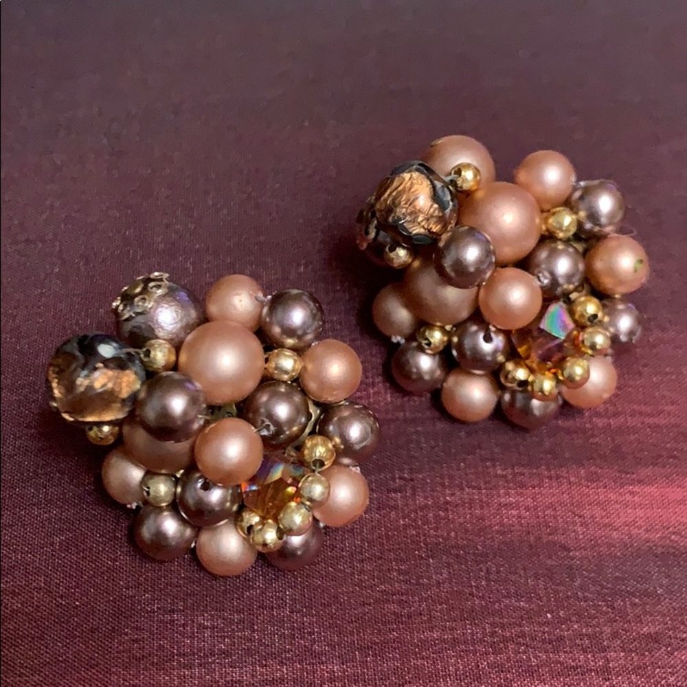 Vintage pearl & bead clip earrings. Pretty! ❣️